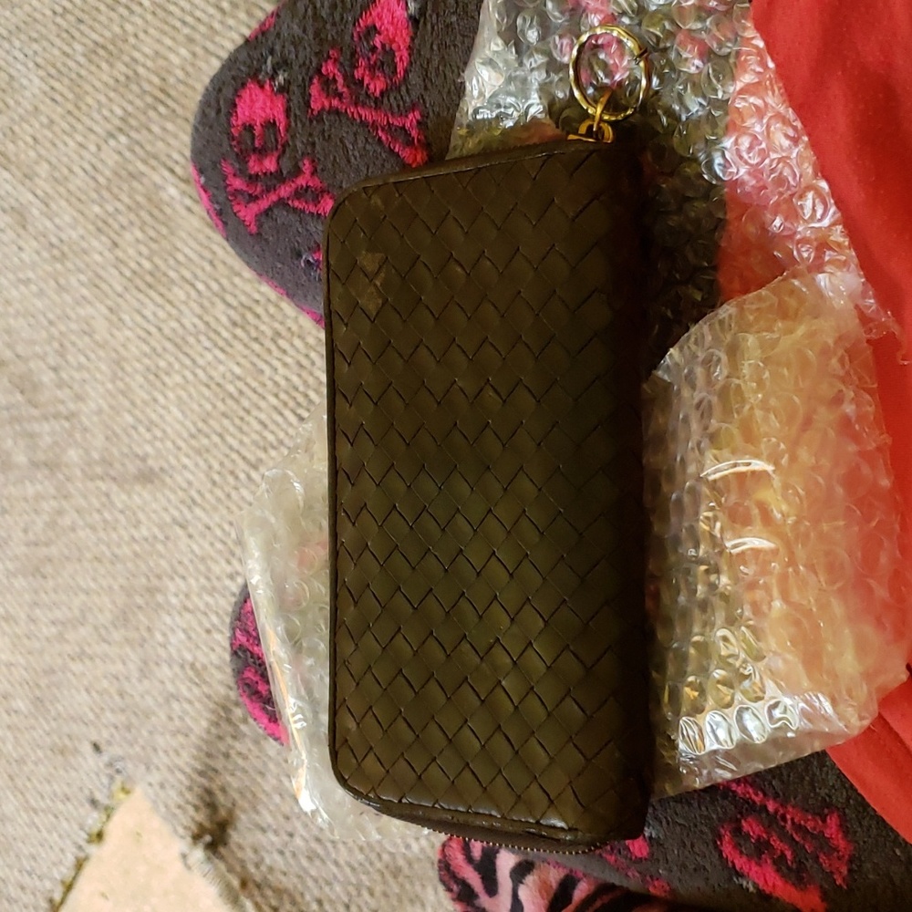 Authentic preowned Bottega Veneta zippy wallet